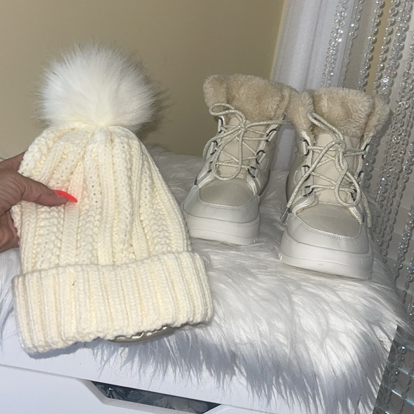 White & Cream Colored Winter Boots ⛄️🎿 - Picture 8 of 9